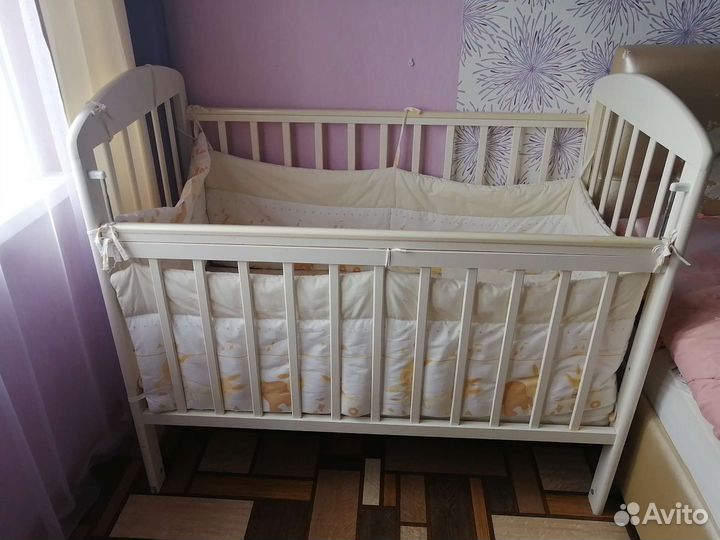 Детская кроватка с маятником