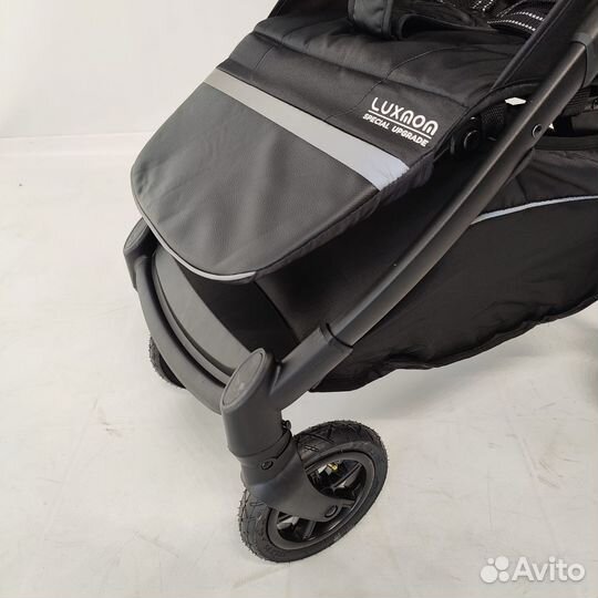 Всесезонная прогулочная коляска (надувные колеса)