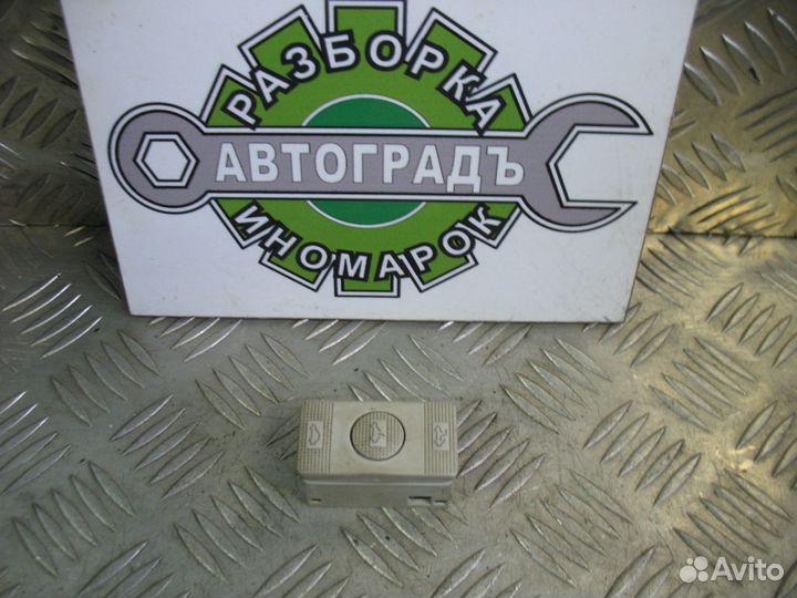 Кнопка люка Volkswagen Golf 3 / Vento 1992г