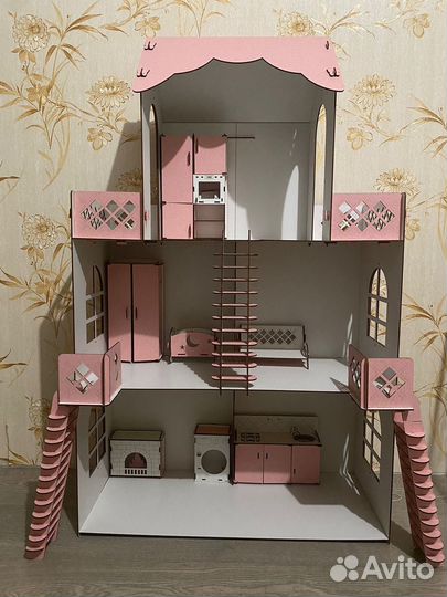 Большой кукольный домик с мебелью