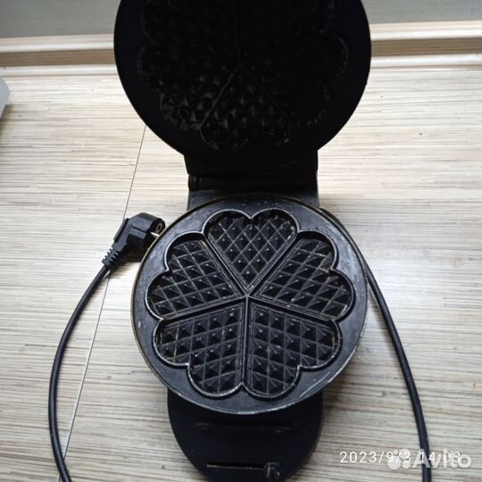 Электрическая вафельница бу