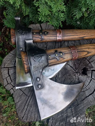 Щит с топорами