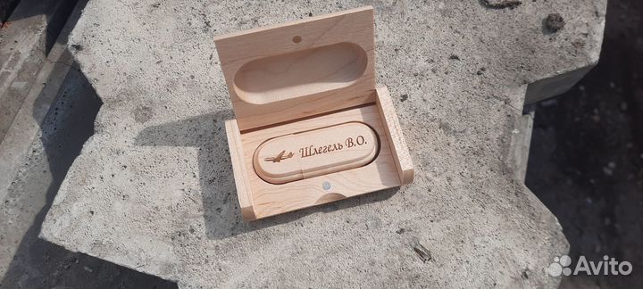 Флешка в футляре с гравировкой