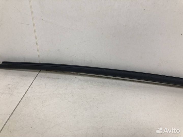 Уплотнитель стекла двери Skoda Rapid 2012-2020