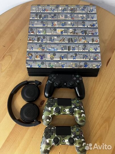 PS4 pro + ps plus deluxe + 3 геймпада+JBL