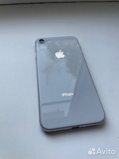 Телефон iPhone 8