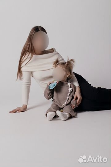 Свитер с открытыми плечами белый