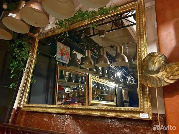 Большое зеркало в багетной раме