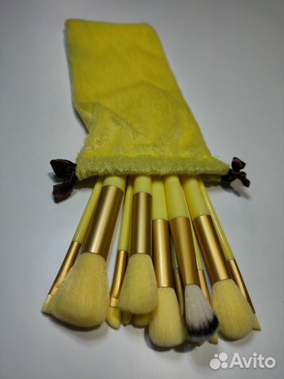 Кисти для макияжа желтые в чехле