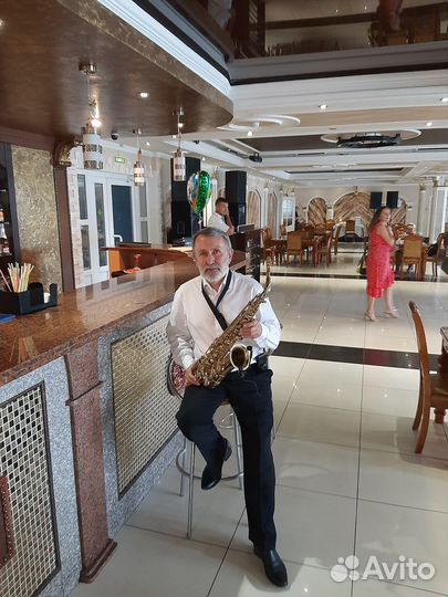 Саксофонист на праздник