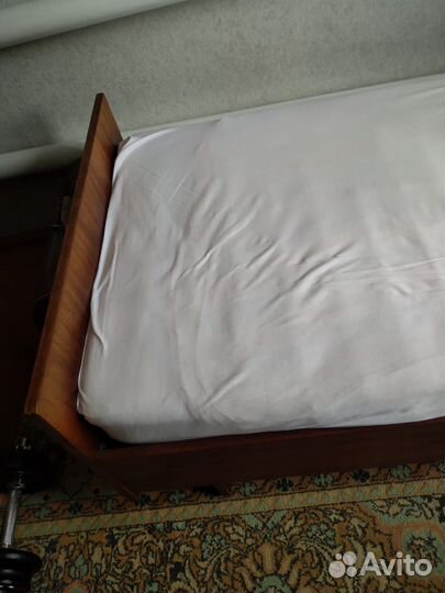 Кровать