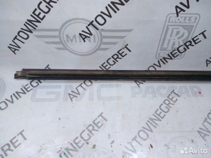 Уплотнитель стекла передний правый Kia Sportage 3