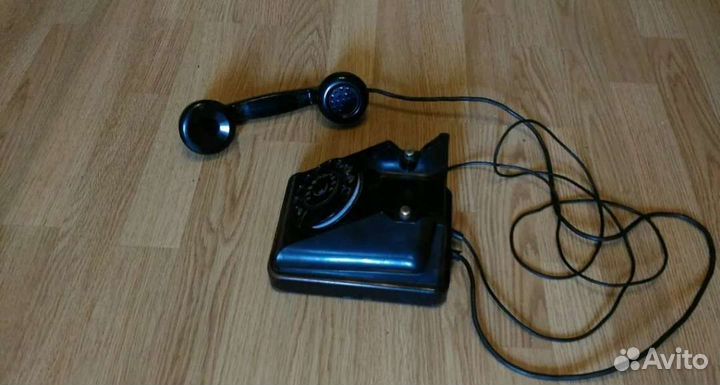 Старинный карболитовый телефон. СССР