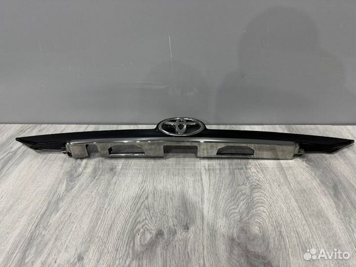 Накладка крышки багажника Toyota Camry V55 2AR-FE