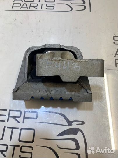 Подушка двигателя правая Volkswagen Passat B6 2.0