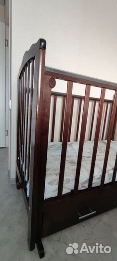 Детская кроватка с маятником и ящиком