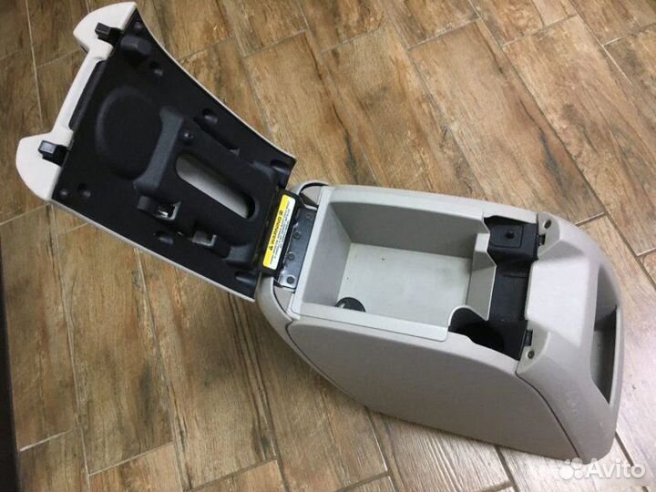 Центральный подлокотник Dodge Voyager