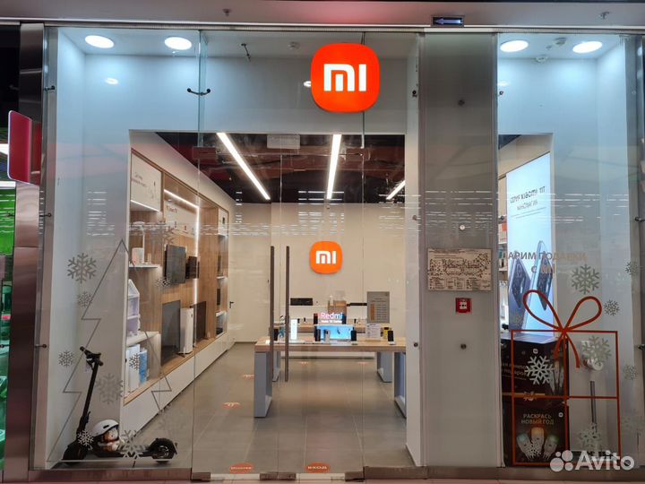 Продавец-консультант фирменного магазина Xiaomi