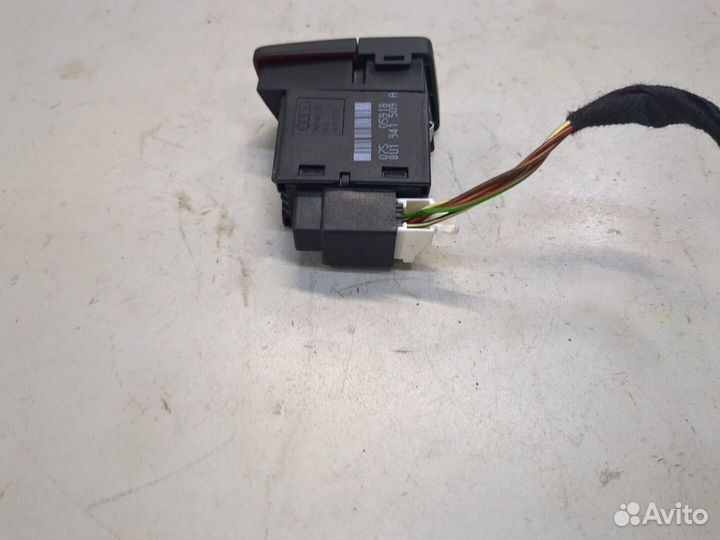 Кнопка аварийки Audi Q3, 2018