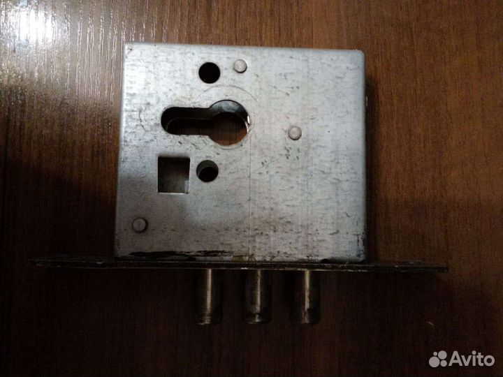 Замок дверной