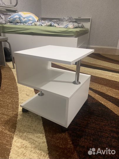 Журнальный столик на колесах новый