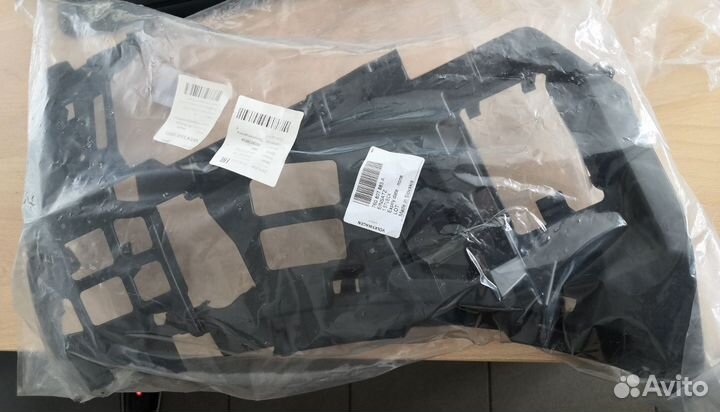 Кронштейн переднего бампера левый Touareg