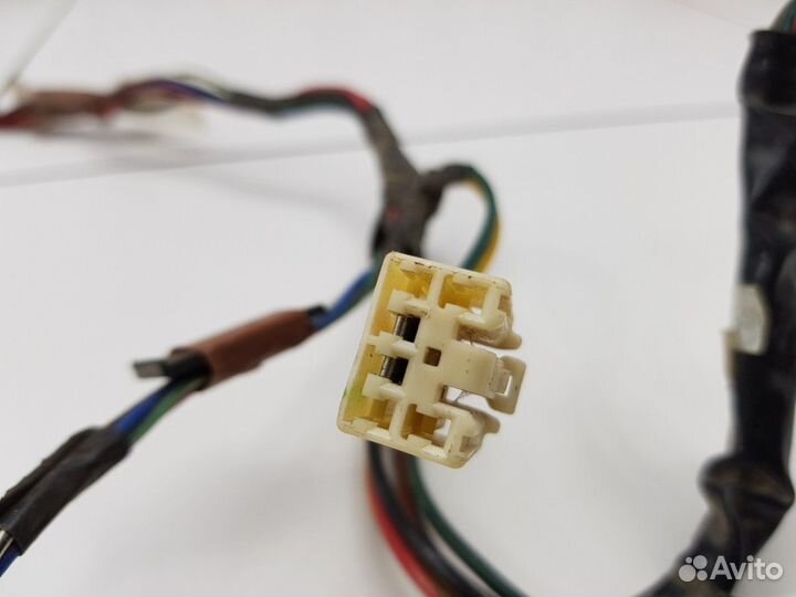 Электропроводка задней правой двери (Pontiac Vibe)