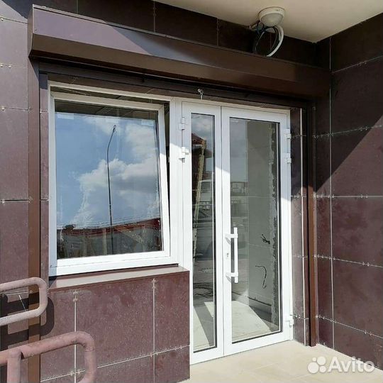 Дверь алюминиевая