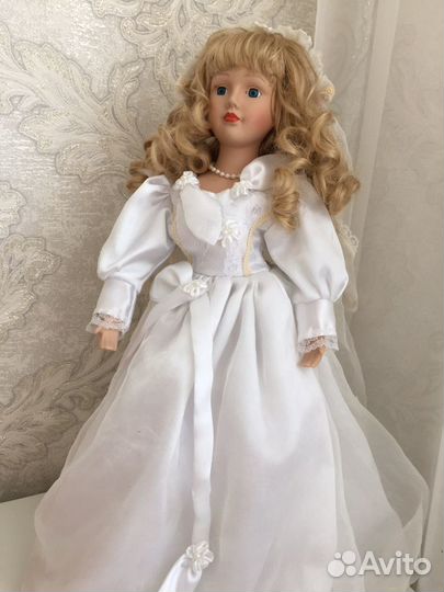 Кукла фарфоровая