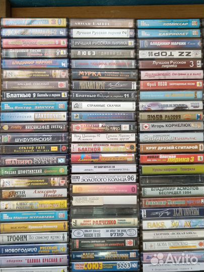 Аудиокассеты, целая коробка шансон и поп музыка