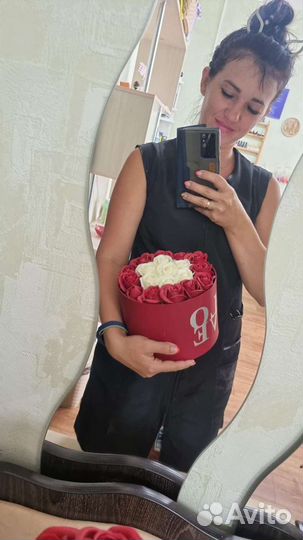 Цветы в шляпной коробке