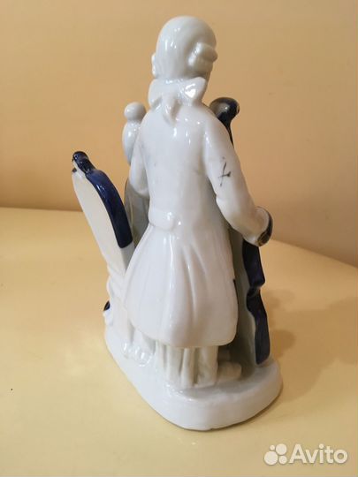 Фарфоровая статуэтка