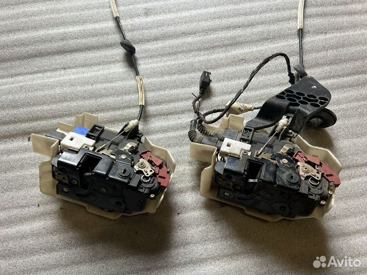 Volkswagen Touareg замок двери задней правой