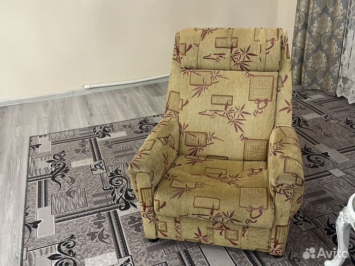 Продаю диван с креслами нормально состояние