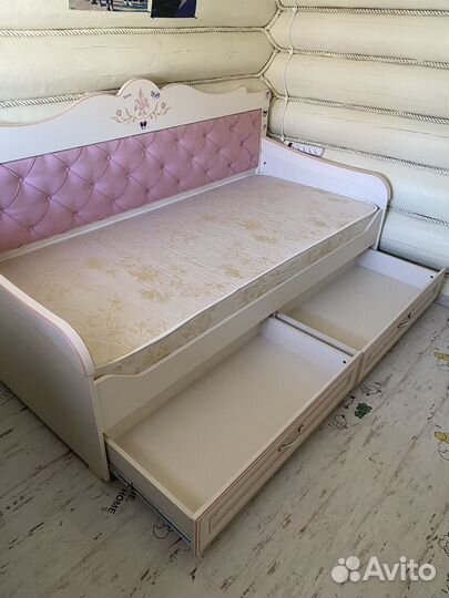 Кровать с выдвижными ящиками