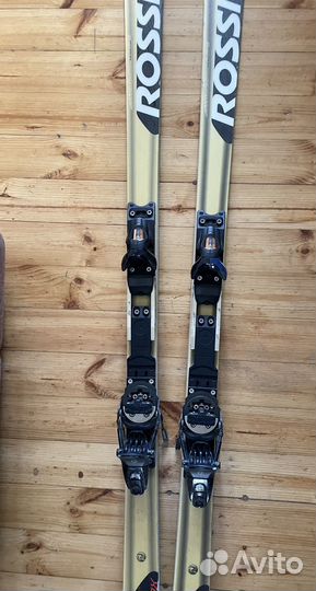 Две пары горных лыж