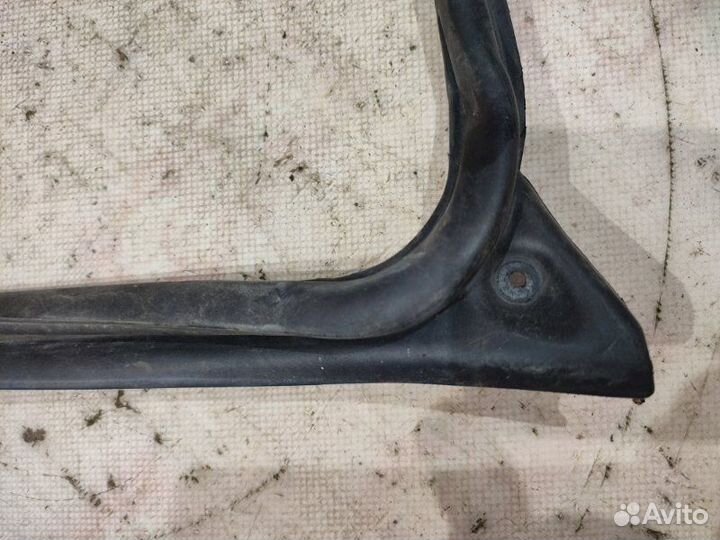 Уплотнительная резинка передняя левая Mitsubishi