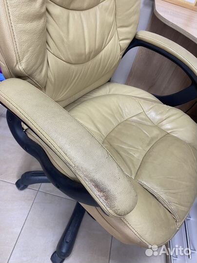 Офисное кожаное кресло