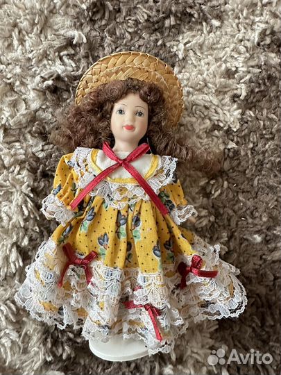 Кукла фарфоровая