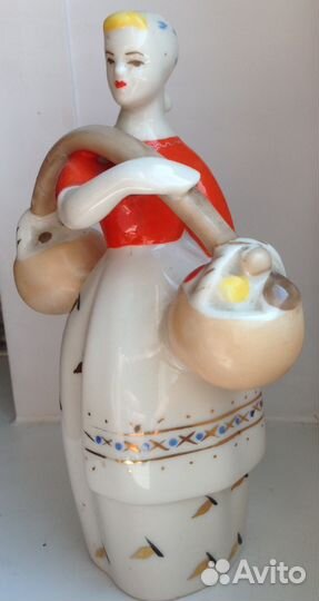 Фарфоровая статуэтка Девушка с коромыслом и грибам
