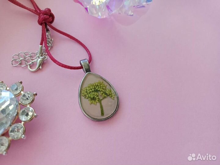 Кулоны и браслеты с цветами