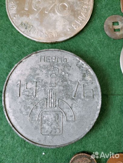 Жетоны медали и разная копанина