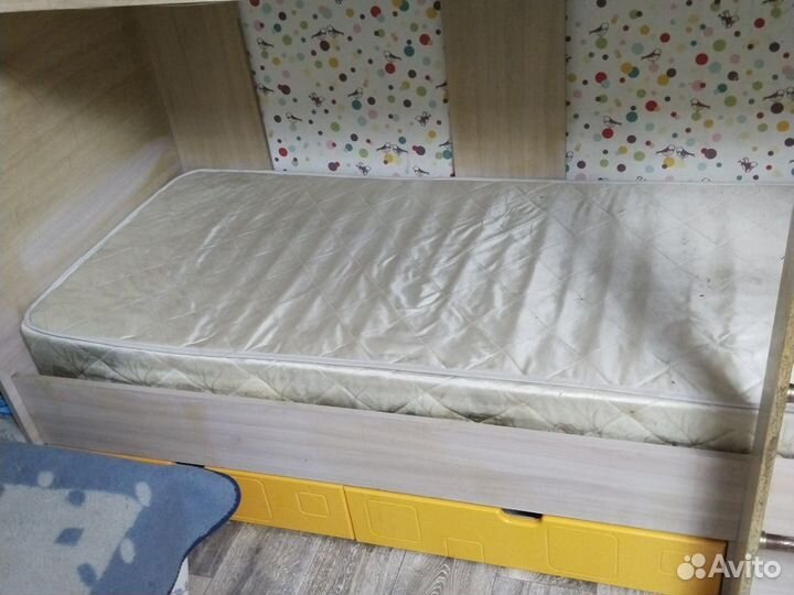 Кровать двухьярусная