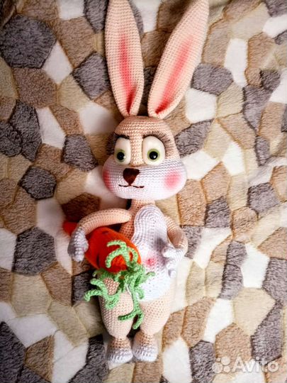 Кролик с морковкой