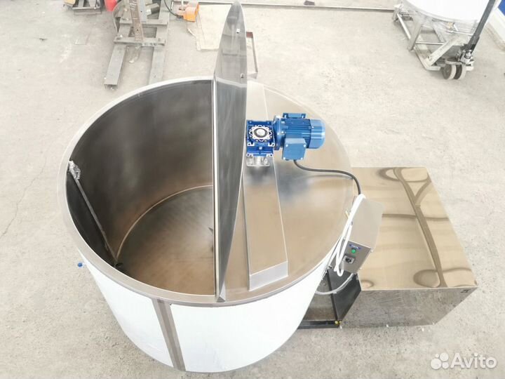 Охладитель молока 1000л вертикального типа