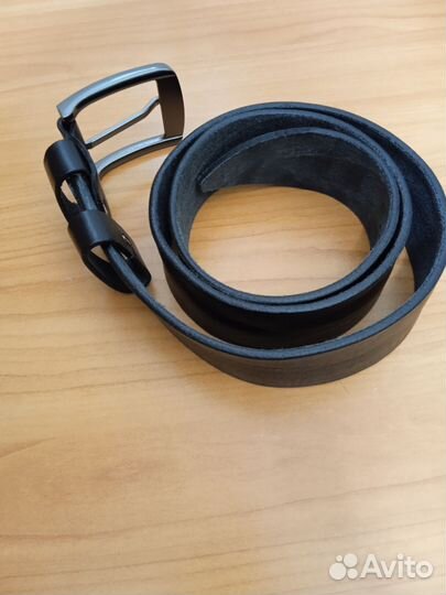 Мужской кожаный ремень черный