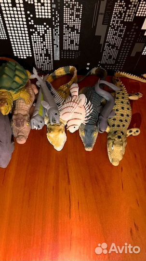 Резиновые игрушки - акулы и крокодилы