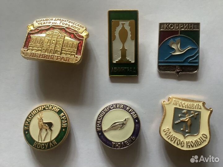 Продам значки и альбомы для значков