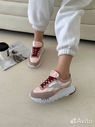 Кроссовки женские