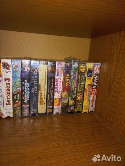 Видеокассеты с фильмами и мультфильмами